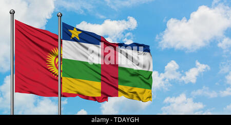 Le Kirghizistan et République centrafricaine drapeaux dans le vent contre ciel bleu nuageux blanc ensemble. Concept de diplomatie, de relations internationales. Banque D'Images