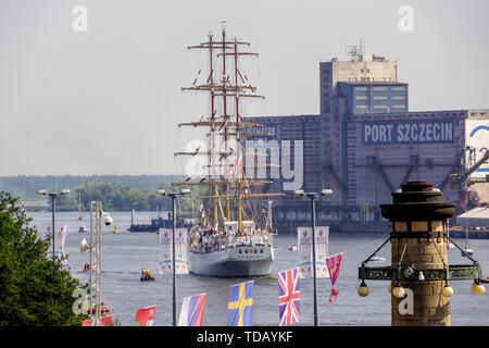 Szczecin, Pologne Août 2013 la Tall Ships Races, Tall Ship Dar Mlodzierzy quitter le port Banque D'Images