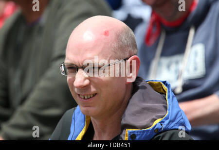 Un ventilateur de l'Angleterre dans les stands réagit après une balle frappe à la tête au cours de l'ICC Cricket World Cup phase groupe match à l'Hampshire Bol, Southampton. Banque D'Images