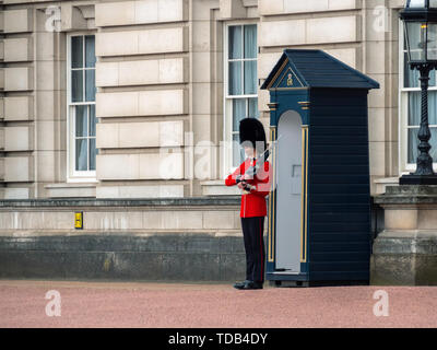 Soldat anglais patrouiller à Buckingham Palace Banque D'Images