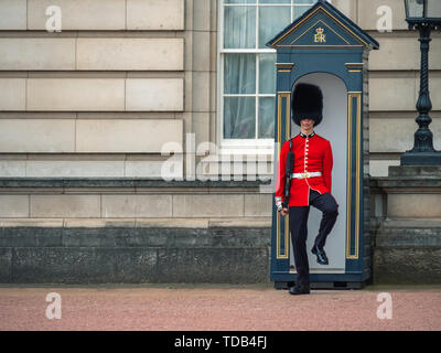 Soldat anglais patrouiller à Buckingham Palace Banque D'Images