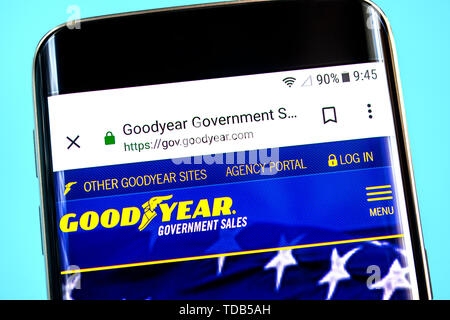 Berdiansk, Ukraine - 1 juin 2019 : Goodyear accueil du site. Logo Goodyear visible sur l'écran du téléphone Banque D'Images