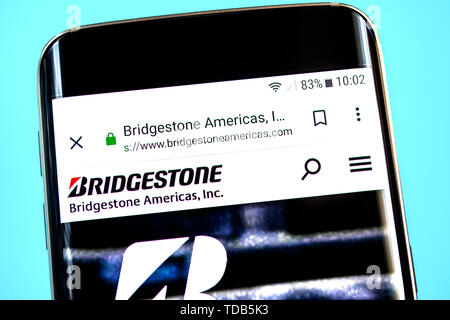 Berdiansk, Ukraine - 1 juin 2019 : Bridgestone accueil du site. Logo Bridgestone visible sur l'écran du téléphone Banque D'Images