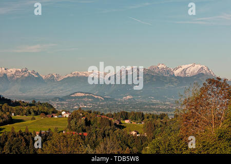 Lever du soleil sur la vallée du Rhin avec Appenzell massif en fond - Farnach, Vorarlberg, Autriche Banque D'Images