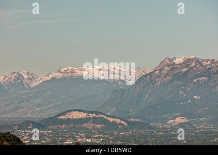 Lever du soleil sur la vallée du Rhin avec Appenzell massif en fond - Farnach, Vorarlberg, Autriche Banque D'Images