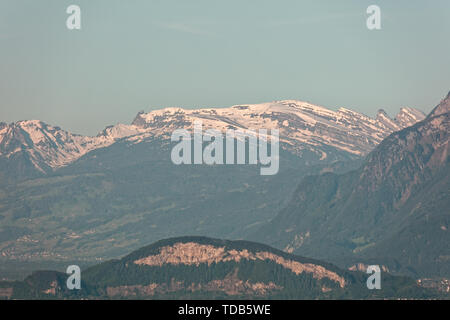 Lever du soleil sur la vallée du Rhin avec Appenzell massif en fond - Farnach, Vorarlberg, Autriche Banque D'Images