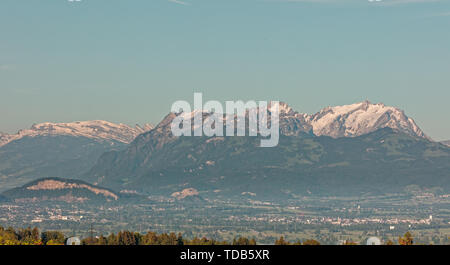 Lever du soleil sur la vallée du Rhin avec Appenzell massif en fond - Farnach, Vorarlberg, Autriche Banque D'Images