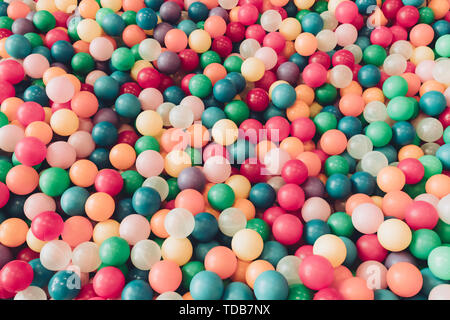 Beaucoup de plastique et balles de couleur dans une manière chaotique Banque D'Images