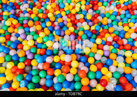 Beaucoup de plastique et balles de couleur dans une manière chaotique Banque D'Images