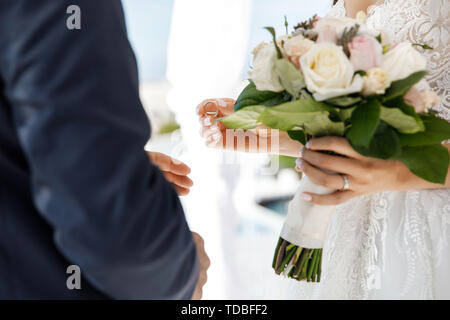 Cérémonie de mariage. Les mariées sont wedding, la mariée est titulaire d'un bouquet de mariage dans sa main. Vacances romantiques Banque D'Images