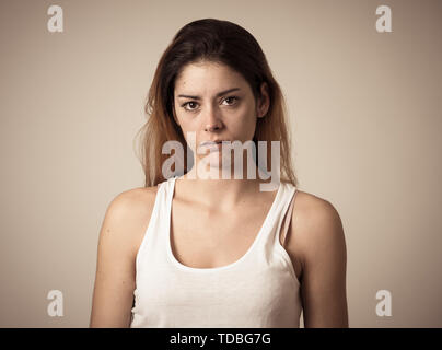 Belle jeune femme caucasienne penser à la peur et l'inquiétude. Portrait de jeune femme avec la planification et la pensée réfléchie face à quelque chose. Hu Banque D'Images