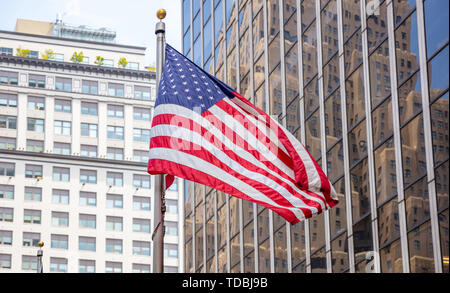 Symbole USA à New York rues. Drapeau américain dans le centre-ville de Manhattan, de hauts immeubles d'affaires contexte Banque D'Images