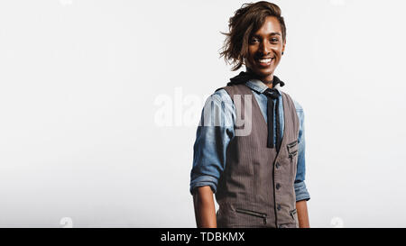 Heureux homme africain en manteau taille isolé sur fond blanc. Portrait of smiling man looking at camera. Banque D'Images