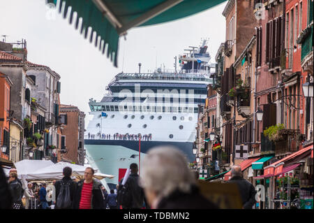 Bateau de croisière Celebrity en constallation vu menaçant au-dessus de la Via Garibaldi Venise, Venise, Vénétie, Italie Banque D'Images