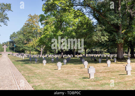 Monument et pierres tombales au cimetière allemand WW2 Sandweiler au Luxembourg Banque D'Images