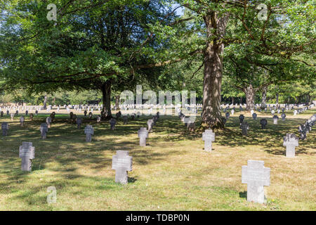 Monument et pierres tombales au cimetière allemand WW2 Sandweiler au Luxembourg Banque D'Images