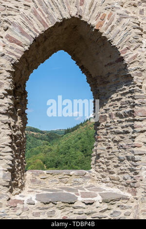 Mur de pierre et d'ouverture de fenêtre de ruine château Brandenbourg, Luxembourg Banque D'Images