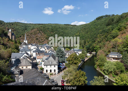 Vue aérienne village Esch-sur-Sûre au Luxembourg Banque D'Images