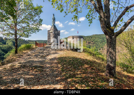 Ardennes hill avec memorial statue près de Esch-sur-Sûre au Luxembourg Banque D'Images