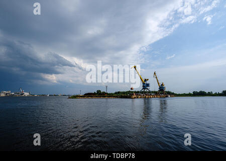 Les nuages de tempête formée au-dessus de port d'expédition de fret de Riga sur la Daugava, le 13 juin 2019. Riga, Lettonie Banque D'Images