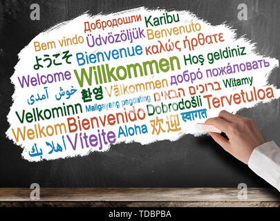 Bienvenue dans différentes langues nuage de mots on chalkboard Banque D'Images