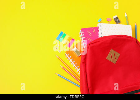 Télévision jeter la composition avec sac à dos et des fournitures scolaires sur un fond de couleur Banque D'Images