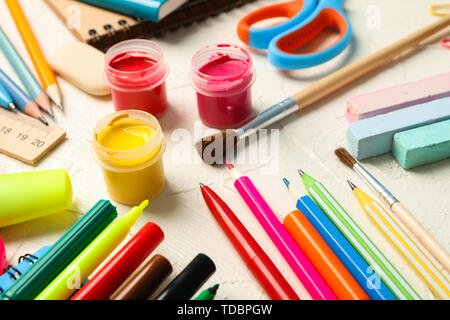 Les fournitures scolaires sur fond de bois blanc, gros plan Banque D'Images