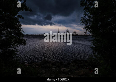 Les nuages de tempête formée au-dessus de port d'expédition de fret de Riga sur la Daugava, le 13 juin 2019. Riga, Lettonie Banque D'Images