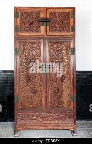 Armoires en acajou dragon sculpté dans le musée de la Chambre de commerce chinoise dans la ville antique de Pingyao, dans la province du Shanxi Banque D'Images