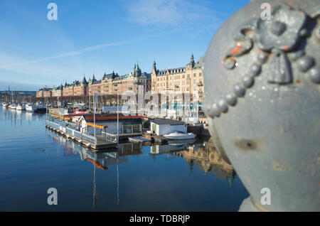 Voir de prestigieux boulevard Strandvagen donnant sur la mer Baltique, Stockholm, Suède, sur un jour d'hiver ensoleillé avec ciel bleu. Strandvagen Banque D'Images