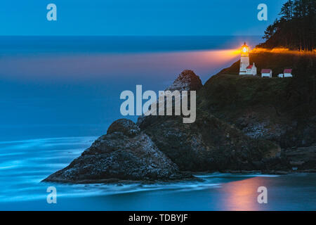 Phare Heceta est un phare sur la côte de l'Oregon 13 miles (21 km) au nord de Florence, et à 13 miles (21 km) au sud de Yachats aux États-Unis. Banque D'Images