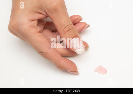 L'enlèvement du vieux matériel shellac depuis les ongles dans le salon par le maître Banque D'Images