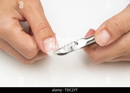 L'enlèvement du vieux matériel shellac depuis les ongles dans le salon par le maître Banque D'Images