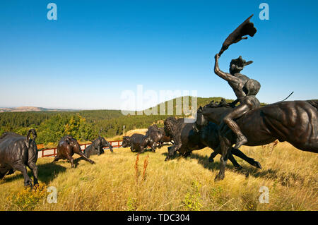 Sculptures en bronze sur la chasse au bison dans 'Tatanka-Story du bison' Museum (fondé par Kevin Costner), le bois mort, dans le Comté de Lawrence, le Dakota du Sud, USA Banque D'Images