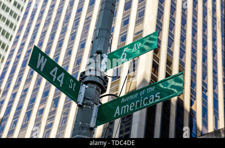 Sixfth Avenue et West 44 Street carrefour signe, Manhattan New York downtown. Panneaux verts sur fond flou de façade des bâtiments, de l'Avenue des Amériques Banque D'Images