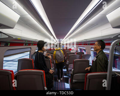 LNER aperçu des nouveaux trains Azuma qui se déroulera entre King's Cross et de Leeds du 15 mai. Azuma signifie "est" en japonais. Les nouveaux trains bullet train japonais utilisent la technologie, construit par l'équipe de production au Royaume-Uni d'Hitachi dans le comté de Durham. Avec : Atmosphère, voir Où : London, Royaume-Uni Quand : 14 mai 2019 Credit : Wheatley/WENN Banque D'Images