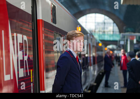 LNER aperçu des nouveaux trains Azuma qui se déroulera entre King's Cross et de Leeds du 15 mai. Azuma signifie "est" en japonais. Les nouveaux trains bullet train japonais utilisent la technologie, construit par l'équipe de production au Royaume-Uni d'Hitachi dans le comté de Durham. Avec : Atmosphère, voir Où : London, Royaume-Uni Quand : 14 mai 2019 Credit : Wheatley/WENN Banque D'Images