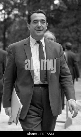 Robert Maxwell, ancien président du Pergamon Press, arrivant pour l'assemblée générale annuelle de la compagnie à Headington Hill Hall, à Oxford. Banque D'Images