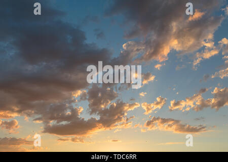 Photo de nuages colorés pendant le coucher du soleil sur un ciel bleu Banque D'Images