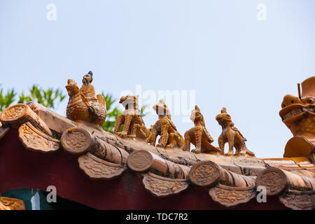 Temple chinois des ornements de toit traditionnel Banque D'Images