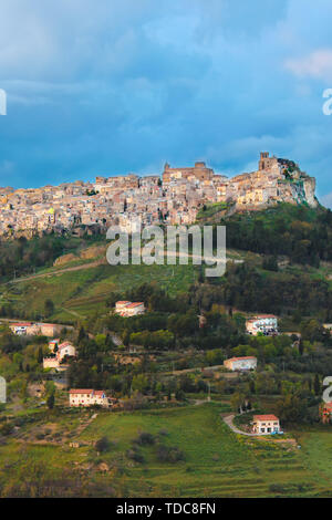 Photo verticale d'Enna, village situé sur le sommet d'une colline rocheuse, dans le centre de la Sicile, en Italie. De sombres nuages, tempête. Sites Historiques, endroits étonnants. Campagne italienne. Banque D'Images