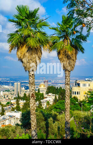 Vue sur le centre-ville, quartier Hadar, le Temple Bahai et la Bay area, à Haïfa, Israël Banque D'Images