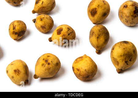 Fruits tropicaux Langsat isolé sur fond blanc Banque D'Images