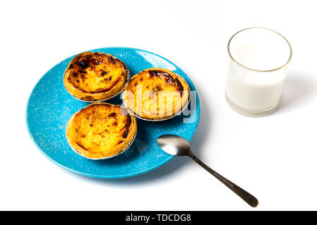 Dessert tarte aux oeufs dans un support en aluminium, de délicieux en-cas Banque D'Images