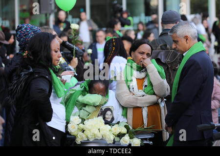 Maire de Londres Sadiq Kahn arrive à l'extérieur de la tour de Grenfell, Londres, pour rencontrer la famille et les amis de l'avant de la cérémonie de dépôt de gerbes, qui marque le deuxième anniversaire de l'incendie en tour à la mémoire des 72 personnes qui ont perdu la vie. Banque D'Images