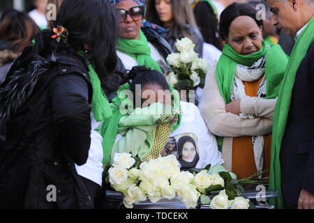 Maire de Londres Sadiq Kahn arrive à l'extérieur de la tour de Grenfell, Londres, pour rencontrer la famille et les amis de l'avant de la cérémonie de dépôt de gerbes, qui marque le deuxième anniversaire de l'incendie en tour à la mémoire des 72 personnes qui ont perdu la vie. Banque D'Images