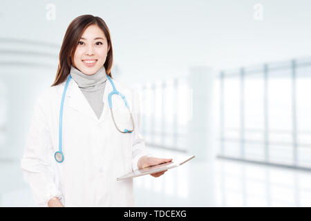 Belle jeune femme médecin en uniforme blanc à l'hôpital Banque D'Images
