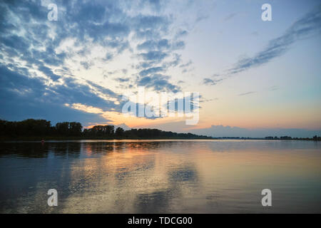 Magnifique coucher de soleil sur la Rivière Blanche avec les nuages reflètent dans l'eau. Bachkirie, Russie Banque D'Images