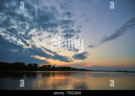 Magnifique coucher de soleil sur la Rivière Blanche avec les nuages reflètent dans l'eau. Bachkirie, Russie Banque D'Images