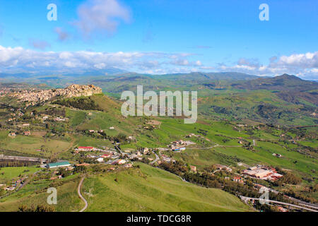 Magnifique vue sur village Calascibetta en Sicile prises avec vert adjacent paysage vallonné. Photographié à partir du point de vue à Enna. Beaux paysages de l'Italie. Village arabe historique. Banque D'Images